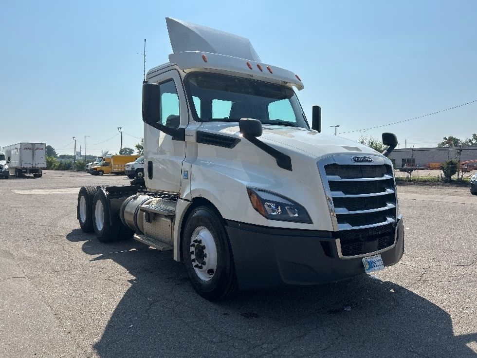 Day Cab Tractor-Heavy Duty Tractors-Freightliner-2019-T12664ST-Flint-MI-542,342\n\t\tmiles-$ 35,000 - Image 1
