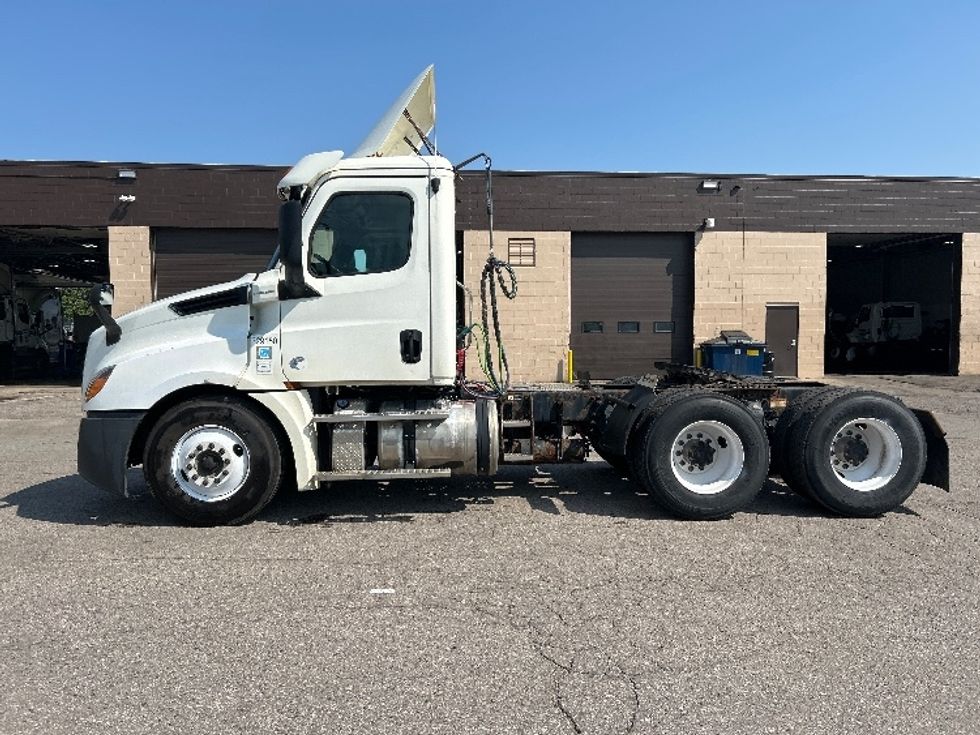 Day Cab Tractor-Heavy Duty Tractors-Freightliner-2019-T12664ST-Flint-MI-542,342\n\t\tmiles-$ 35,000 - Image 4