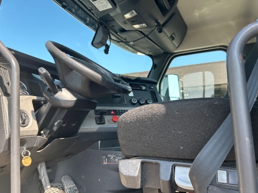 Day Cab Tractor-Heavy Duty Tractors-Freightliner-2019-T12664ST-Flint-MI-542,342\n\t\tmiles-$ 35,000 - Image 9