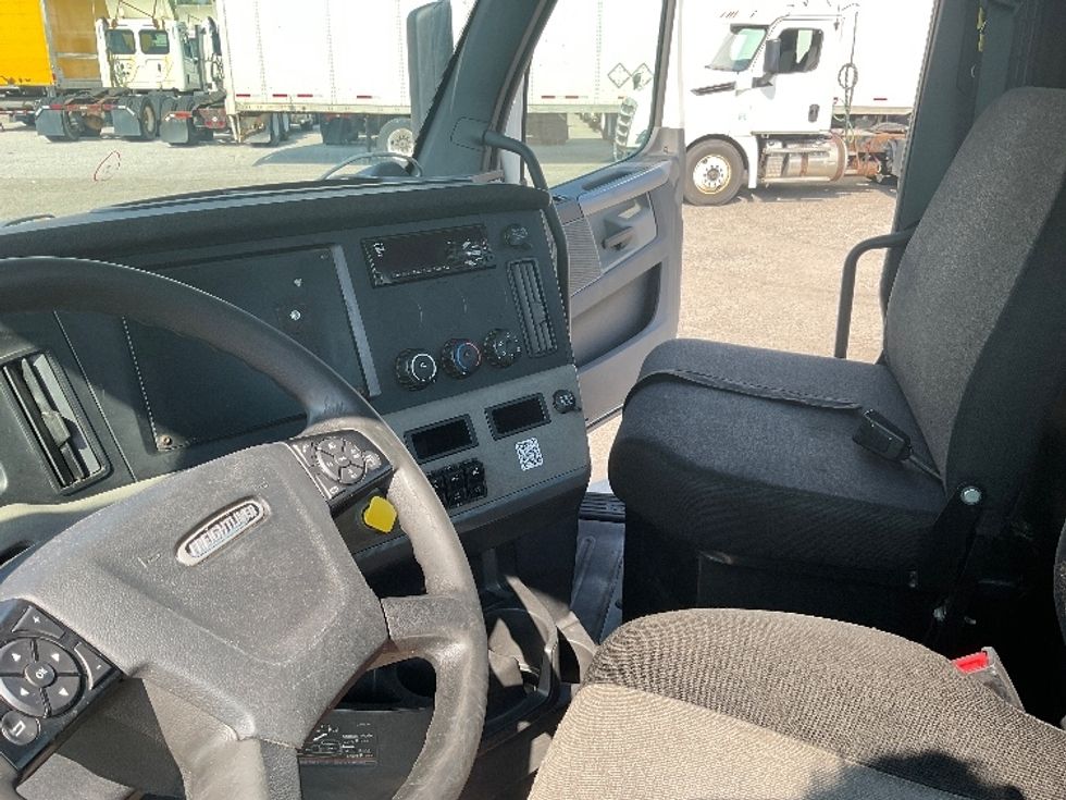 Day Cab Tractor-Heavy Duty Tractors-Freightliner-2019-T12664ST-Flint-MI-556,732\n\t\tmiles-$ 34,000 - Image 10