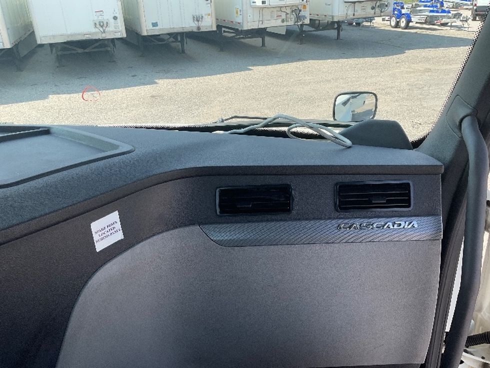 Day Cab Tractor-Heavy Duty Tractors-Freightliner-2019-T12664ST-Flint-MI-556,732\n\t\tmiles-$ 34,000 - Image 13