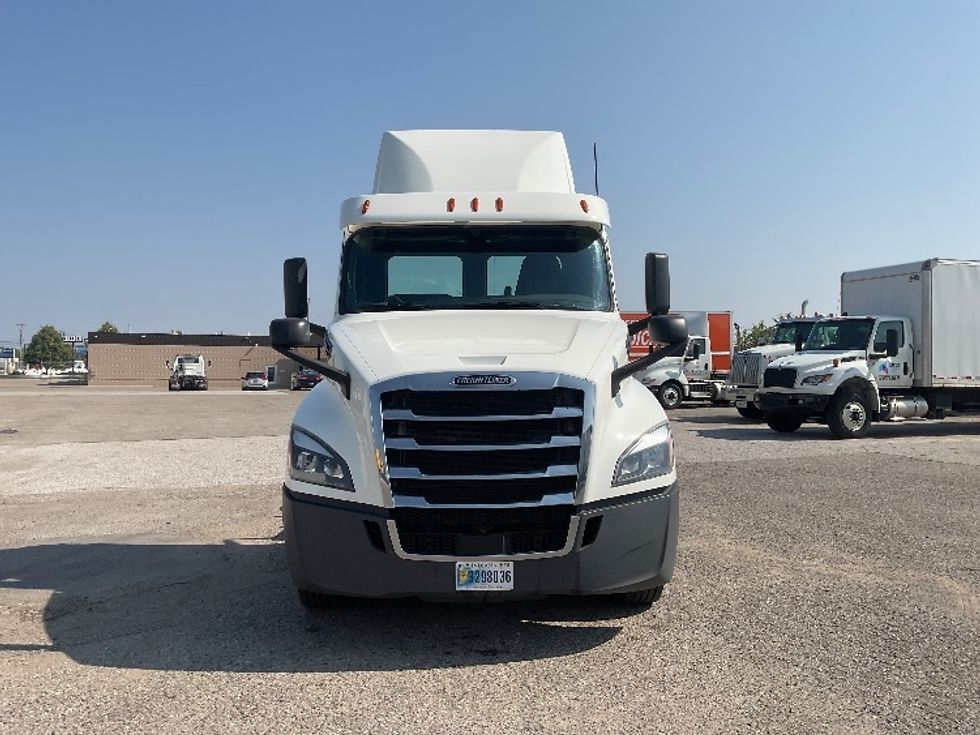 Day Cab Tractor-Heavy Duty Tractors-Freightliner-2019-T12664ST-Flint-MI-556,732\n\t\tmiles-$ 34,000 - Image 2