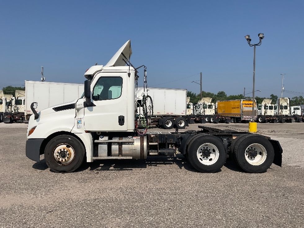 Day Cab Tractor-Heavy Duty Tractors-Freightliner-2019-T12664ST-Flint-MI-556,732\n\t\tmiles-$ 34,000 - Image 4