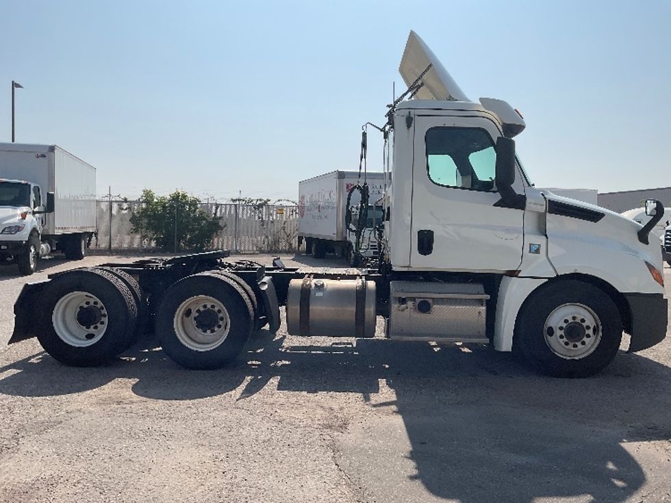 Day Cab Tractor-Heavy Duty Tractors-Freightliner-2019-T12664ST-Flint-MI-556,732\n\t\tmiles-$ 34,000 - Image 8