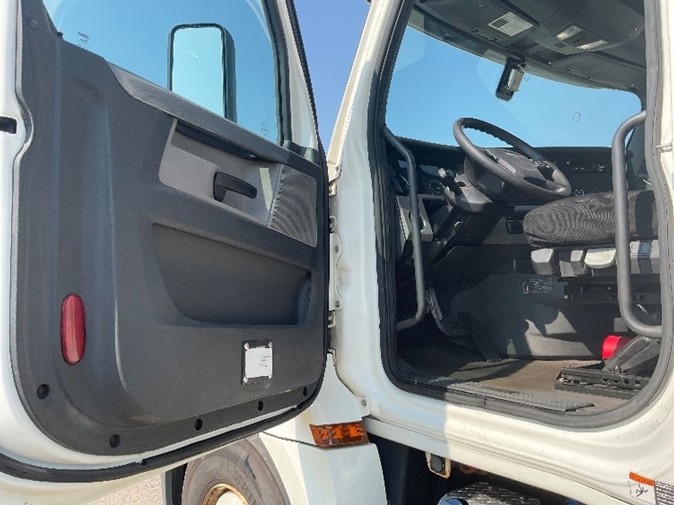 Day Cab Tractor-Heavy Duty Tractors-Freightliner-2019-T12664ST-Flint-MI-556,732\n\t\tmiles-$ 34,000 - Image 9