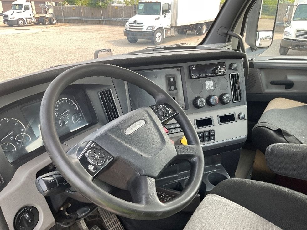 Day Cab Tractor-Heavy Duty Tractors-Freightliner-2019-T12664ST-Flint-MI-561,997\n\t\tmiles-$ 33,500 - Image 10