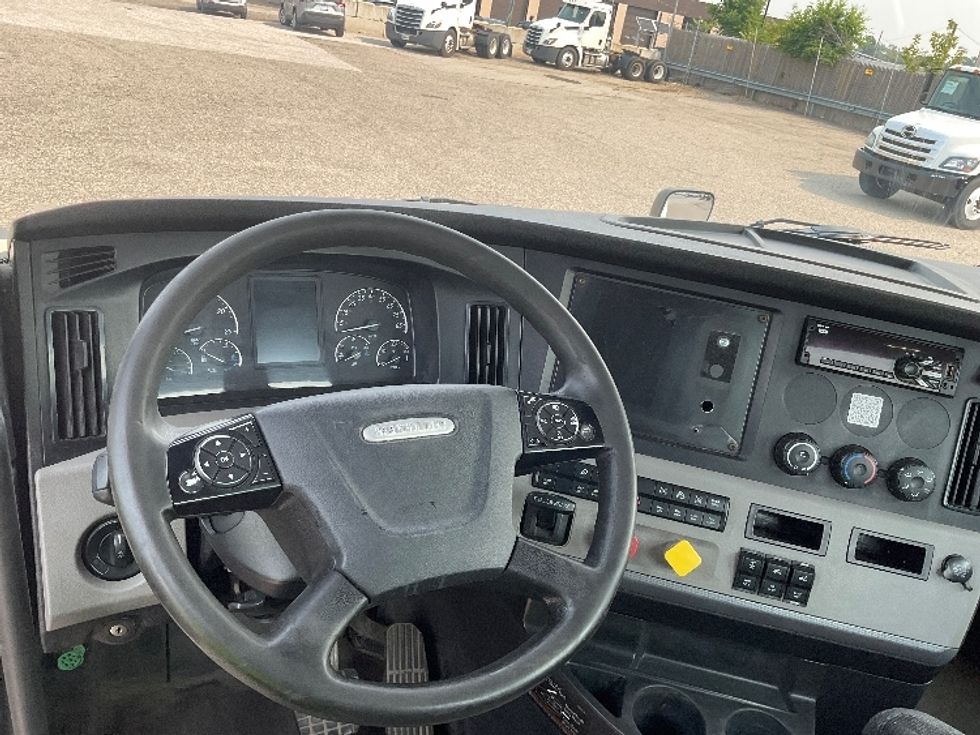 Day Cab Tractor-Heavy Duty Tractors-Freightliner-2019-T12664ST-Flint-MI-561,997\n\t\tmiles-$ 33,500 - Image 11