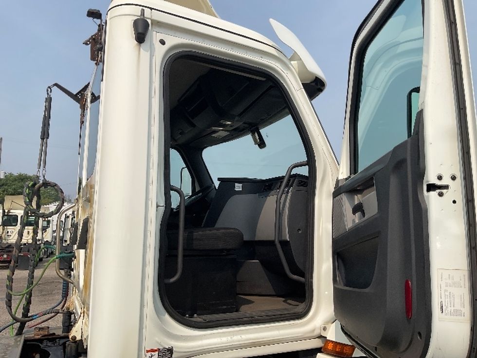 Day Cab Tractor-Heavy Duty Tractors-Freightliner-2019-T12664ST-Flint-MI-561,997\n\t\tmiles-$ 33,500 - Image 12