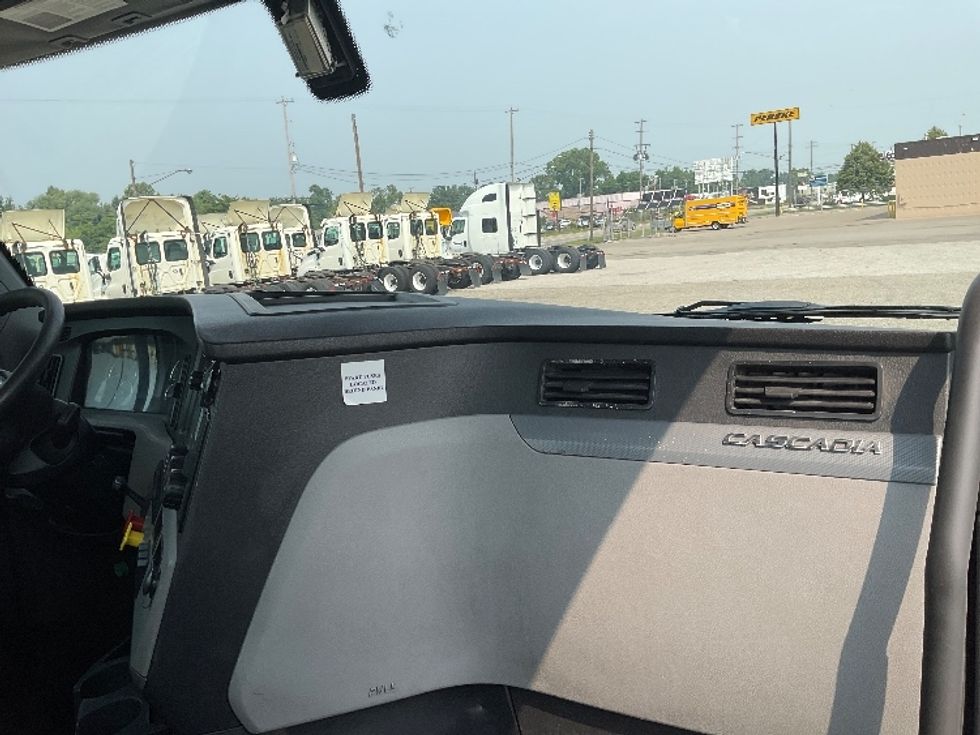 Day Cab Tractor-Heavy Duty Tractors-Freightliner-2019-T12664ST-Flint-MI-561,997\n\t\tmiles-$ 33,500 - Image 13