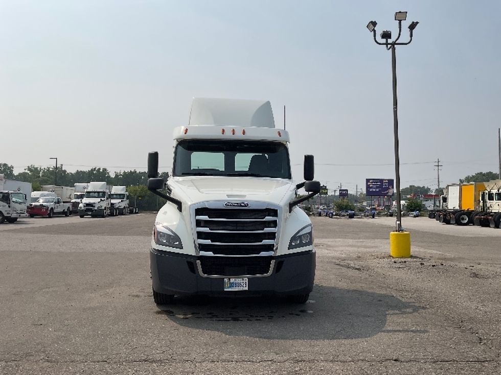 Day Cab Tractor-Heavy Duty Tractors-Freightliner-2019-T12664ST-Flint-MI-561,997\n\t\tmiles-$ 33,500 - Image 2
