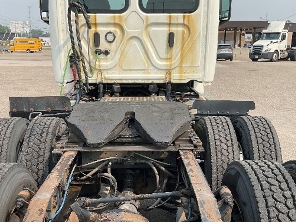 Day Cab Tractor-Heavy Duty Tractors-Freightliner-2019-T12664ST-Flint-MI-561,997\n\t\tmiles-$ 33,500 - Image 6