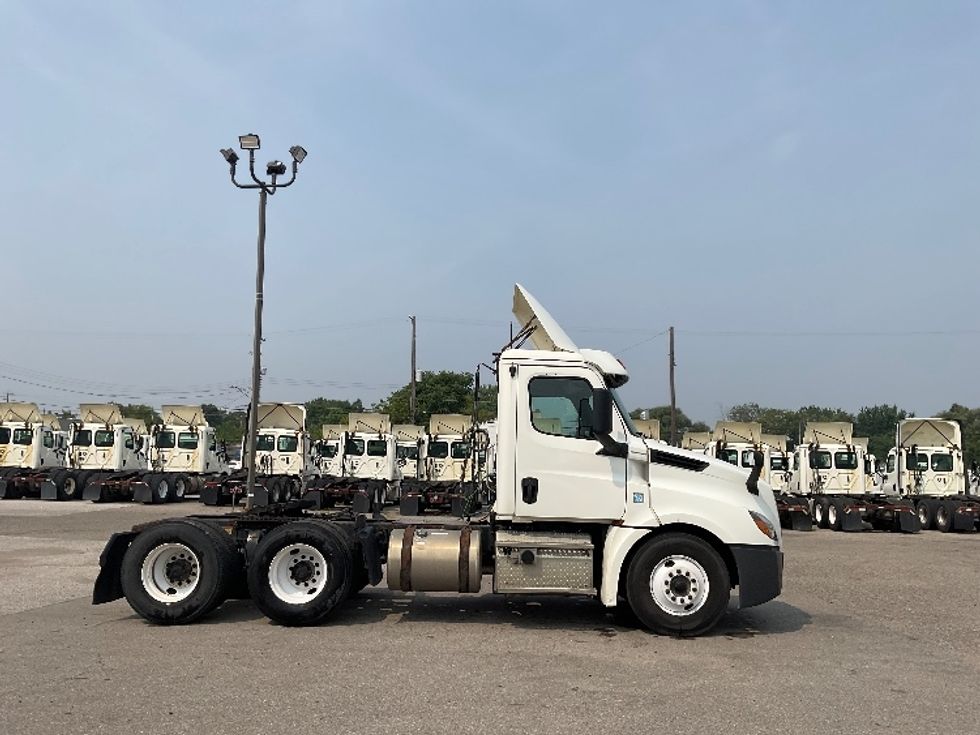 Day Cab Tractor-Heavy Duty Tractors-Freightliner-2019-T12664ST-Flint-MI-561,997\n\t\tmiles-$ 33,500 - Image 8