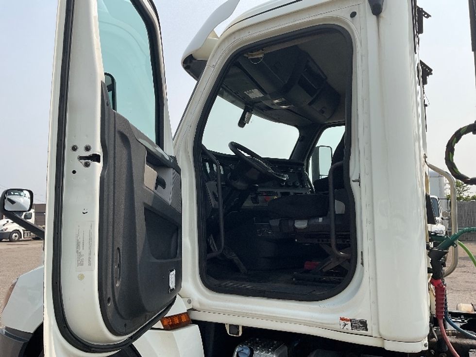 Day Cab Tractor-Heavy Duty Tractors-Freightliner-2019-T12664ST-Flint-MI-561,997\n\t\tmiles-$ 33,500 - Image 9