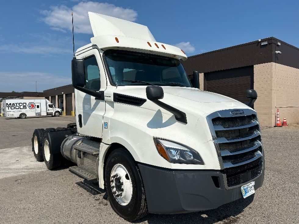 Day Cab Tractor-Heavy Duty Tractors-Freightliner-2019-T12664ST-Flint-MI-564,616\n\t\tmiles-$ 33,250 - Image 1