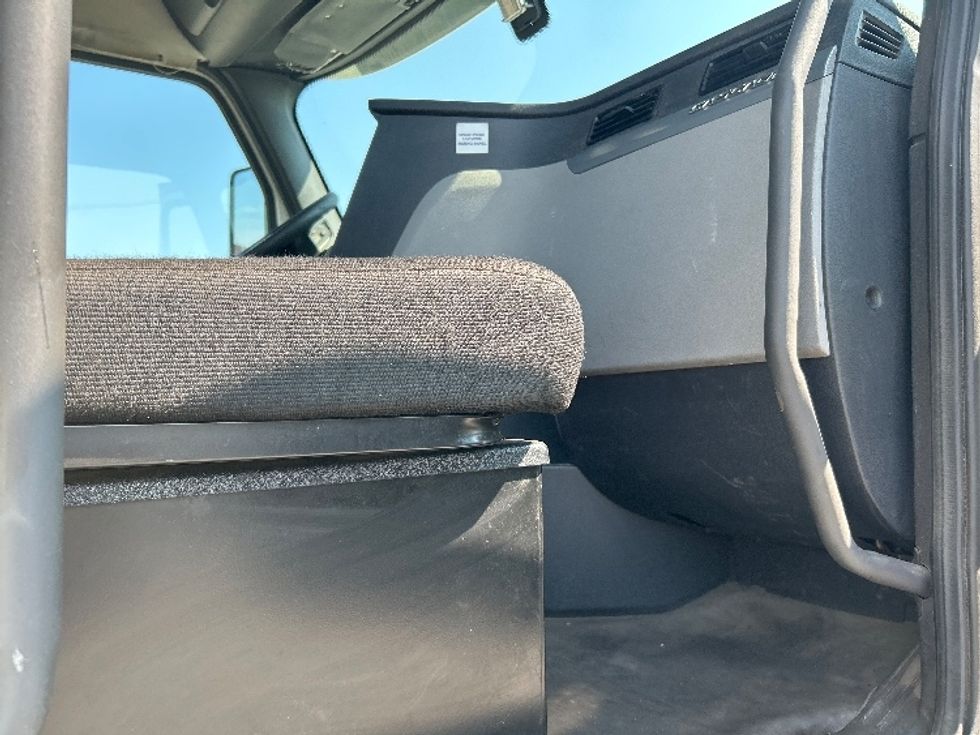 Day Cab Tractor-Heavy Duty Tractors-Freightliner-2019-T12664ST-Flint-MI-564,616\n\t\tmiles-$ 33,250 - Image 11