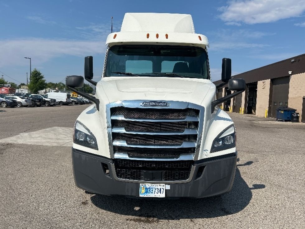 Day Cab Tractor-Heavy Duty Tractors-Freightliner-2019-T12664ST-Flint-MI-564,616\n\t\tmiles-$ 33,250 - Image 2