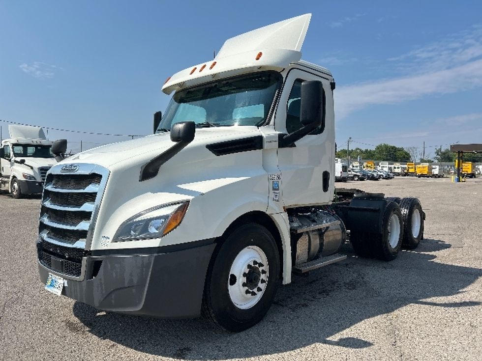Day Cab Tractor-Heavy Duty Tractors-Freightliner-2019-T12664ST-Flint-MI-564,616\n\t\tmiles-$ 33,250 - Image 3