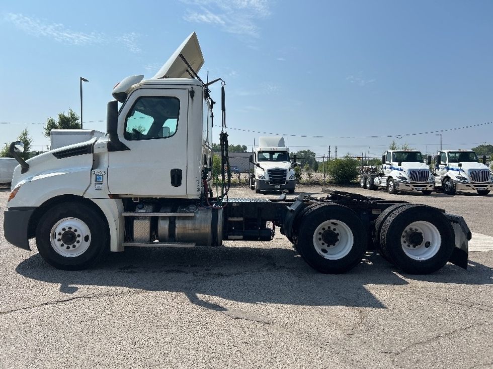 Day Cab Tractor-Heavy Duty Tractors-Freightliner-2019-T12664ST-Flint-MI-564,616\n\t\tmiles-$ 33,250 - Image 4