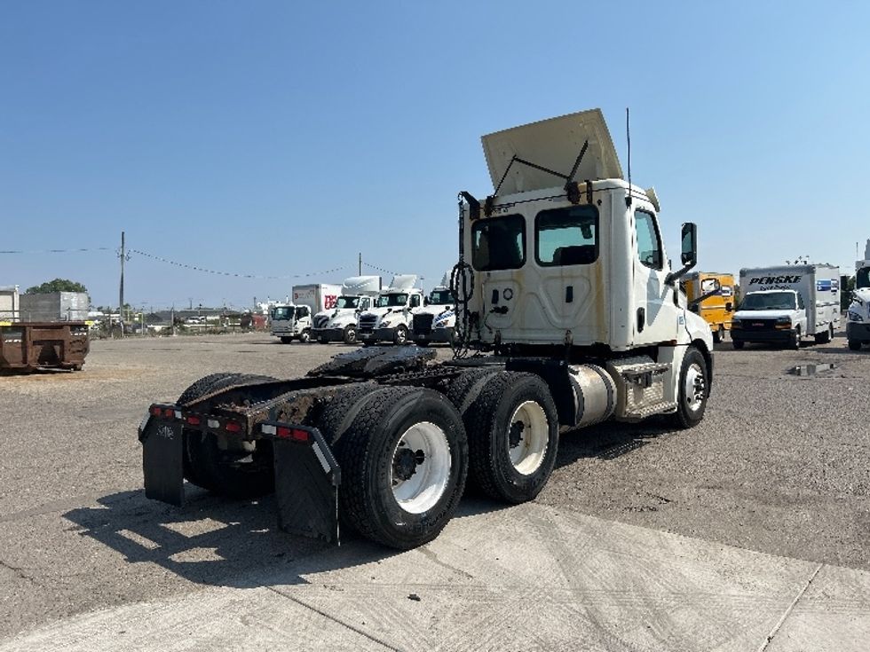 Day Cab Tractor-Heavy Duty Tractors-Freightliner-2019-T12664ST-Flint-MI-564,616\n\t\tmiles-$ 33,250 - Image 6
