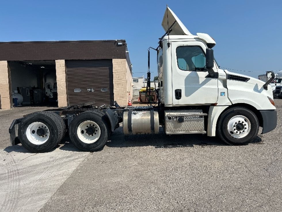Day Cab Tractor-Heavy Duty Tractors-Freightliner-2019-T12664ST-Flint-MI-564,616\n\t\tmiles-$ 33,250 - Image 7