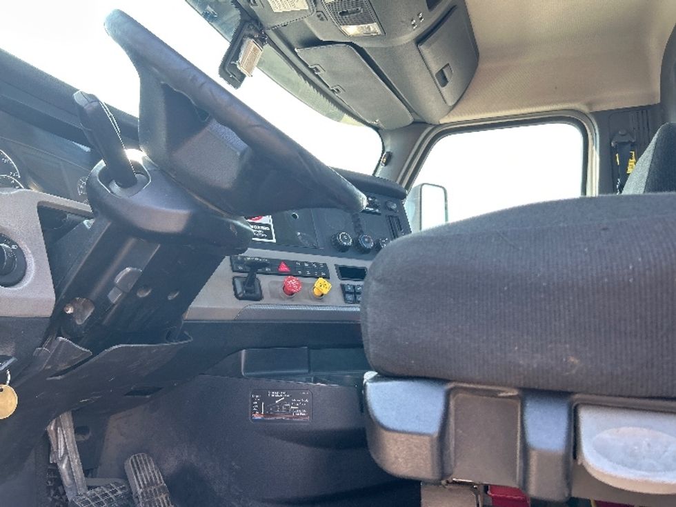 Day Cab Tractor-Heavy Duty Tractors-Freightliner-2019-T12664ST-Flint-MI-564,616\n\t\tmiles-$ 33,250 - Image 8