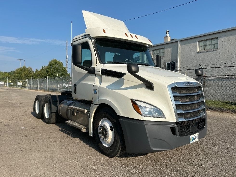 Day Cab Tractor-Heavy Duty Tractors-Freightliner-2019-T12664ST-Flint-MI-569,609\n\t\tmiles-$ 33,000 - Image 1