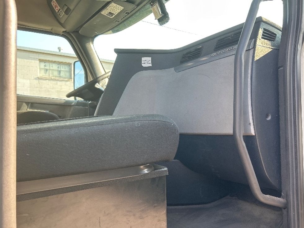 Day Cab Tractor-Heavy Duty Tractors-Freightliner-2019-T12664ST-Flint-MI-569,609\n\t\tmiles-$ 33,000 - Image 11