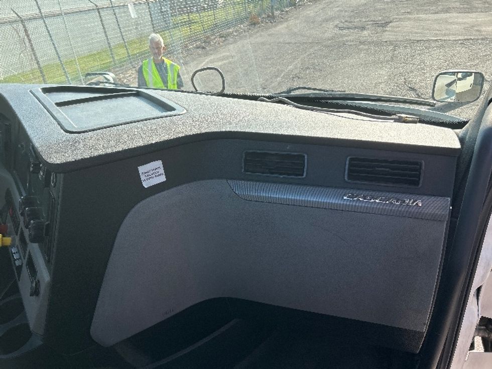 Day Cab Tractor-Heavy Duty Tractors-Freightliner-2019-T12664ST-Flint-MI-569,609\n\t\tmiles-$ 33,000 - Image 12