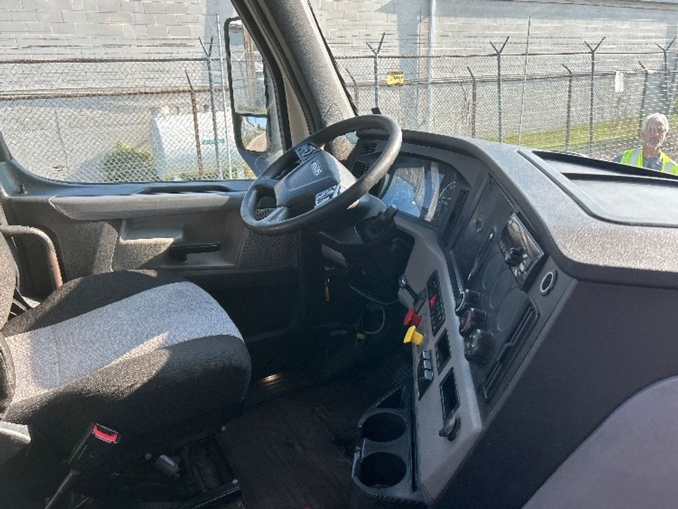 Day Cab Tractor-Heavy Duty Tractors-Freightliner-2019-T12664ST-Flint-MI-569,609\n\t\tmiles-$ 33,000 - Image 13