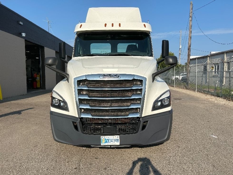 Day Cab Tractor-Heavy Duty Tractors-Freightliner-2019-T12664ST-Flint-MI-569,609\n\t\tmiles-$ 33,000 - Image 2