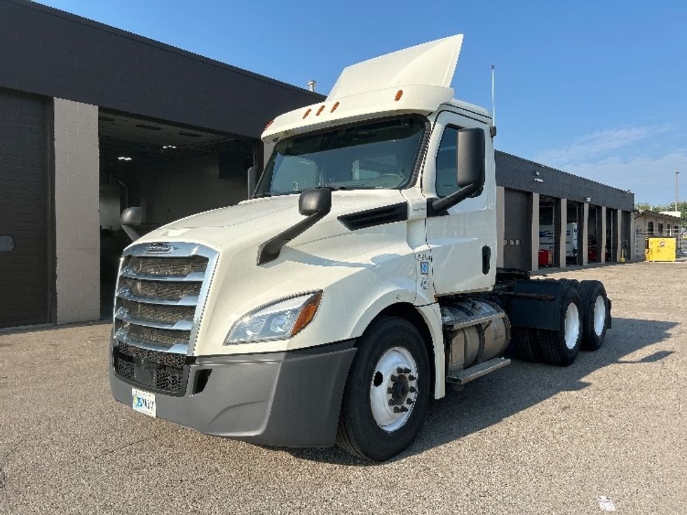 Day Cab Tractor-Heavy Duty Tractors-Freightliner-2019-T12664ST-Flint-MI-569,609\n\t\tmiles-$ 33,000 - Image 3