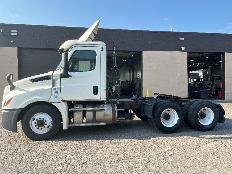 Day Cab Tractor-Heavy Duty Tractors-Freightliner-2019-T12664ST-Flint-MI-569,609\n\t\tmiles-$ 33,000 - Image 4