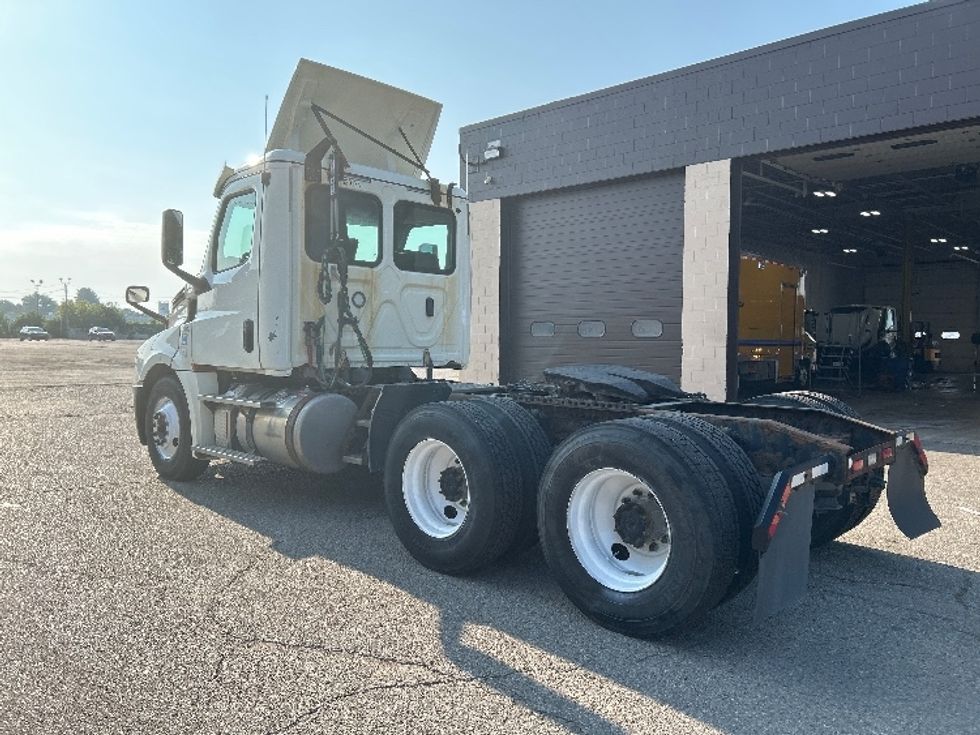 Day Cab Tractor-Heavy Duty Tractors-Freightliner-2019-T12664ST-Flint-MI-569,609\n\t\tmiles-$ 33,000 - Image 5