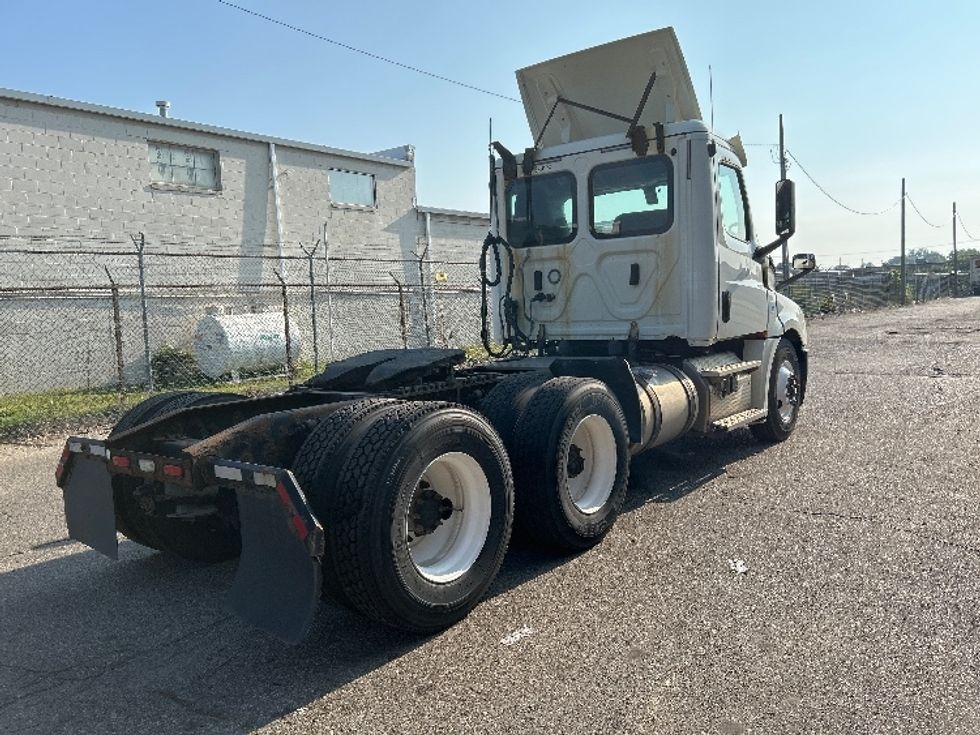 Day Cab Tractor-Heavy Duty Tractors-Freightliner-2019-T12664ST-Flint-MI-569,609\n\t\tmiles-$ 33,000 - Image 6