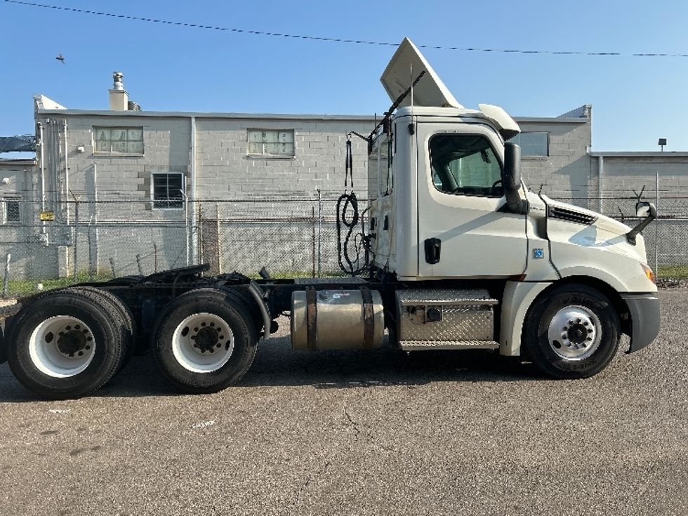 Day Cab Tractor-Heavy Duty Tractors-Freightliner-2019-T12664ST-Flint-MI-569,609\n\t\tmiles-$ 33,000 - Image 7