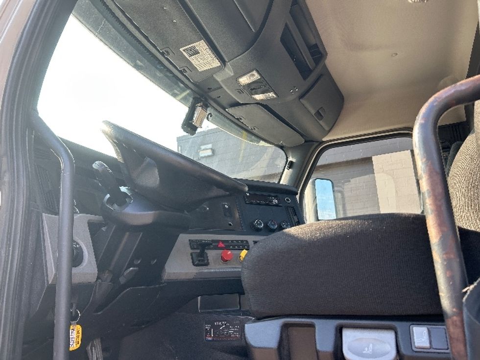 Day Cab Tractor-Heavy Duty Tractors-Freightliner-2019-T12664ST-Flint-MI-569,609\n\t\tmiles-$ 33,000 - Image 8