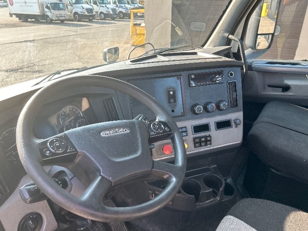 Day Cab Tractor-Heavy Duty Tractors-Freightliner-2019-T12664ST-Flint-MI-569,609\n\t\tmiles-$ 33,000 - Image 9