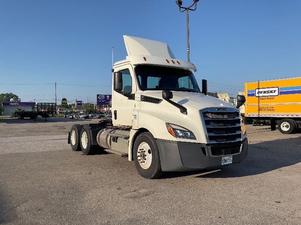 Day Cab Tractor-Heavy Duty Tractors-Freightliner-2019-T12664ST-Flint-MI-582,035\n\t\tmiles-$ 31,750 - Image 1