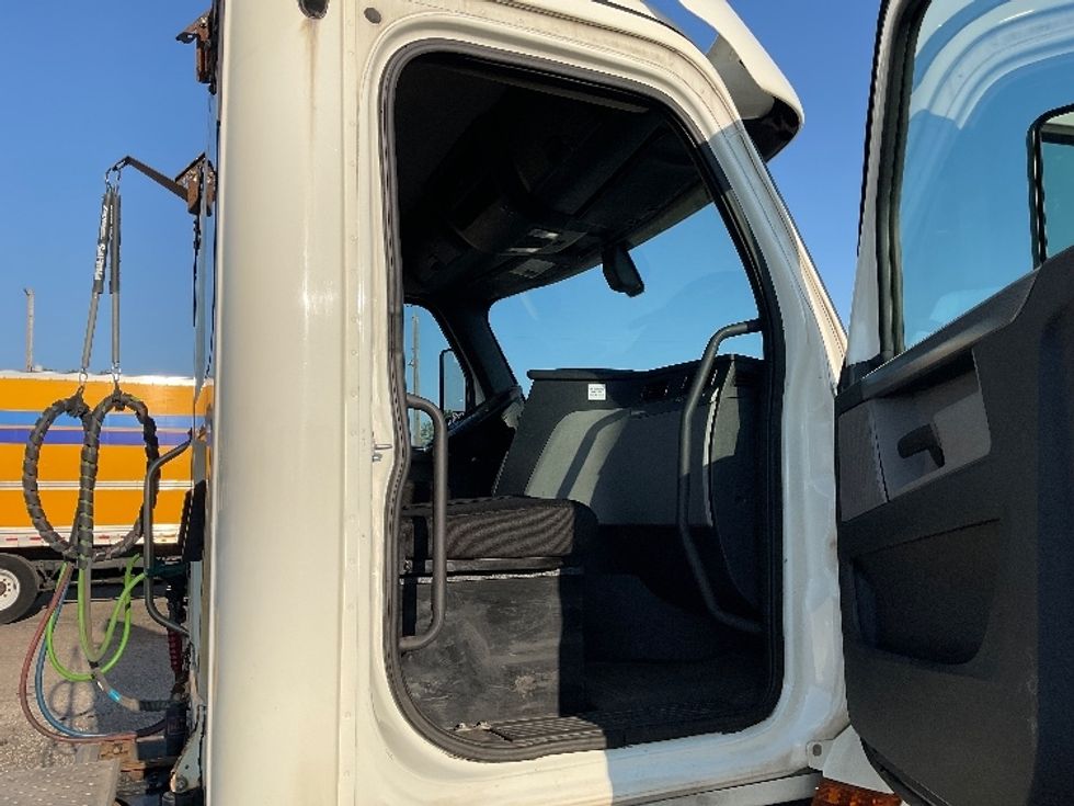Day Cab Tractor-Heavy Duty Tractors-Freightliner-2019-T12664ST-Flint-MI-582,035\n\t\tmiles-$ 31,750 - Image 12