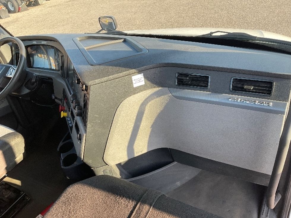 Day Cab Tractor-Heavy Duty Tractors-Freightliner-2019-T12664ST-Flint-MI-582,035\n\t\tmiles-$ 31,750 - Image 13