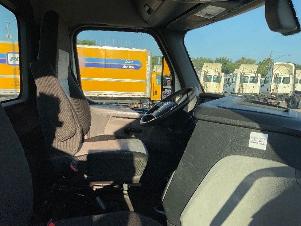 Day Cab Tractor-Heavy Duty Tractors-Freightliner-2019-T12664ST-Flint-MI-582,035\n\t\tmiles-$ 31,750 - Image 14