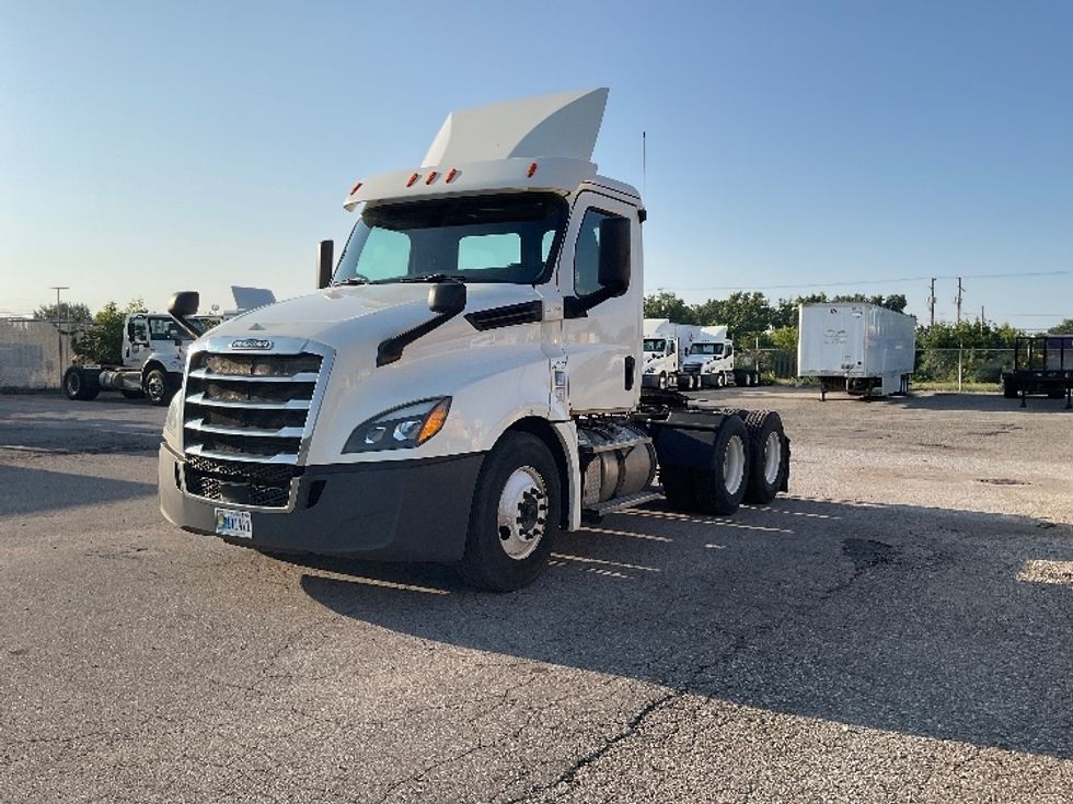 Day Cab Tractor-Heavy Duty Tractors-Freightliner-2019-T12664ST-Flint-MI-582,035\n\t\tmiles-$ 31,750 - Image 3