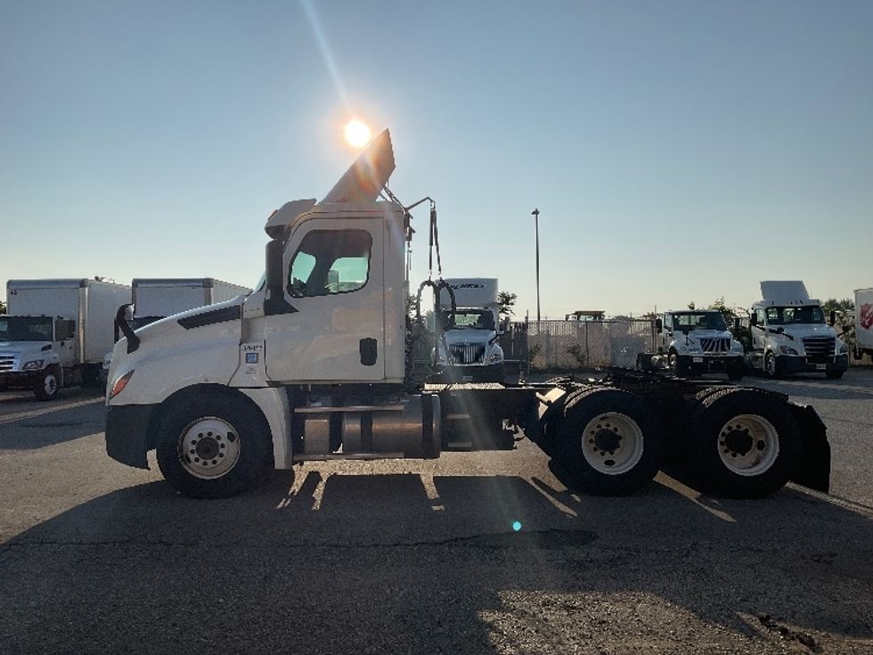 Day Cab Tractor-Heavy Duty Tractors-Freightliner-2019-T12664ST-Flint-MI-582,035\n\t\tmiles-$ 31,750 - Image 4