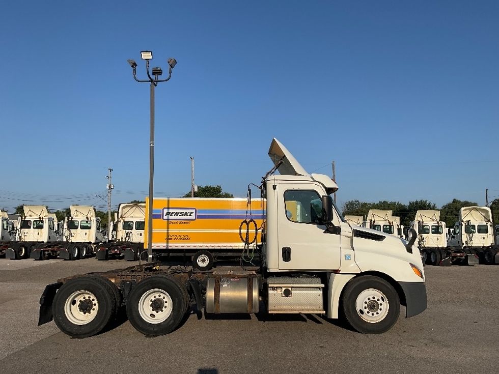 Day Cab Tractor-Heavy Duty Tractors-Freightliner-2019-T12664ST-Flint-MI-582,035\n\t\tmiles-$ 31,750 - Image 8