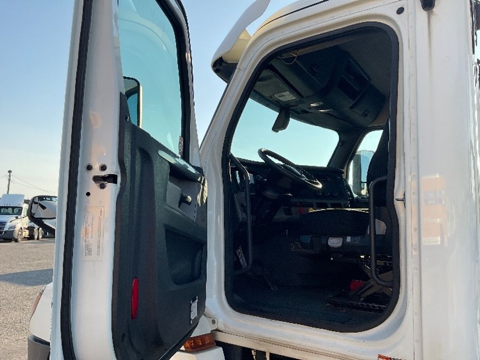 Day Cab Tractor-Heavy Duty Tractors-Freightliner-2019-T12664ST-Flint-MI-582,035\n\t\tmiles-$ 31,750 - Image 9