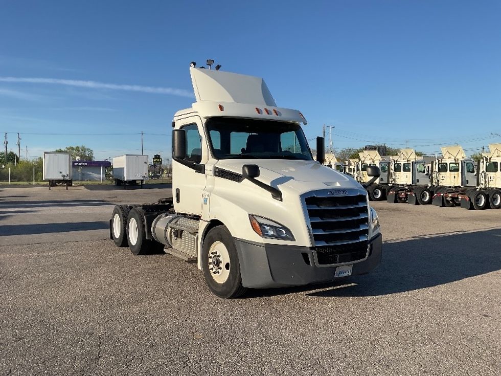 Day Cab Tractor-Heavy Duty Tractors-Freightliner-2019-T12664ST-Flint-MI-584,016\n\t\tmiles-$ 31,750 - Image 1