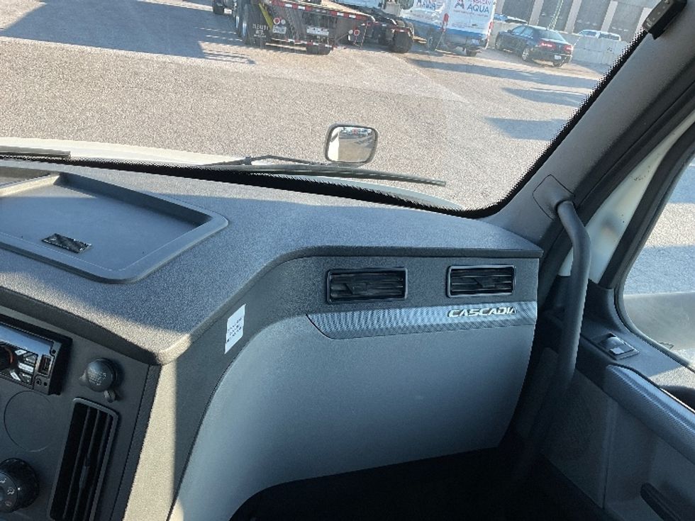 Day Cab Tractor-Heavy Duty Tractors-Freightliner-2019-T12664ST-Flint-MI-584,016\n\t\tmiles-$ 31,750 - Image 13