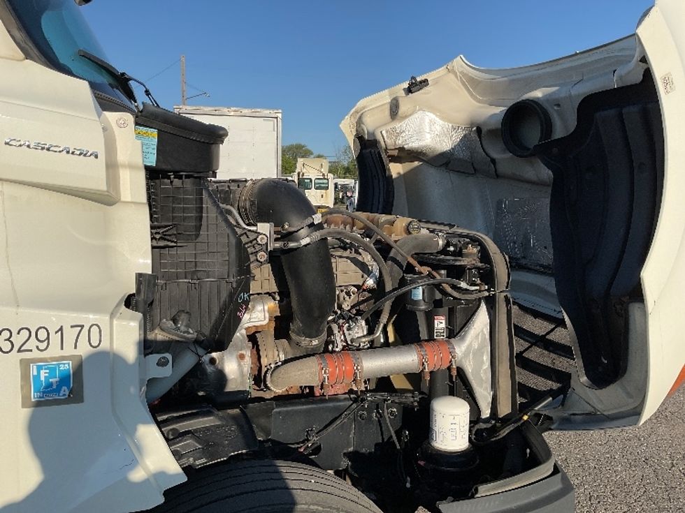 Day Cab Tractor-Heavy Duty Tractors-Freightliner-2019-T12664ST-Flint-MI-584,016\n\t\tmiles-$ 31,750 - Image 15