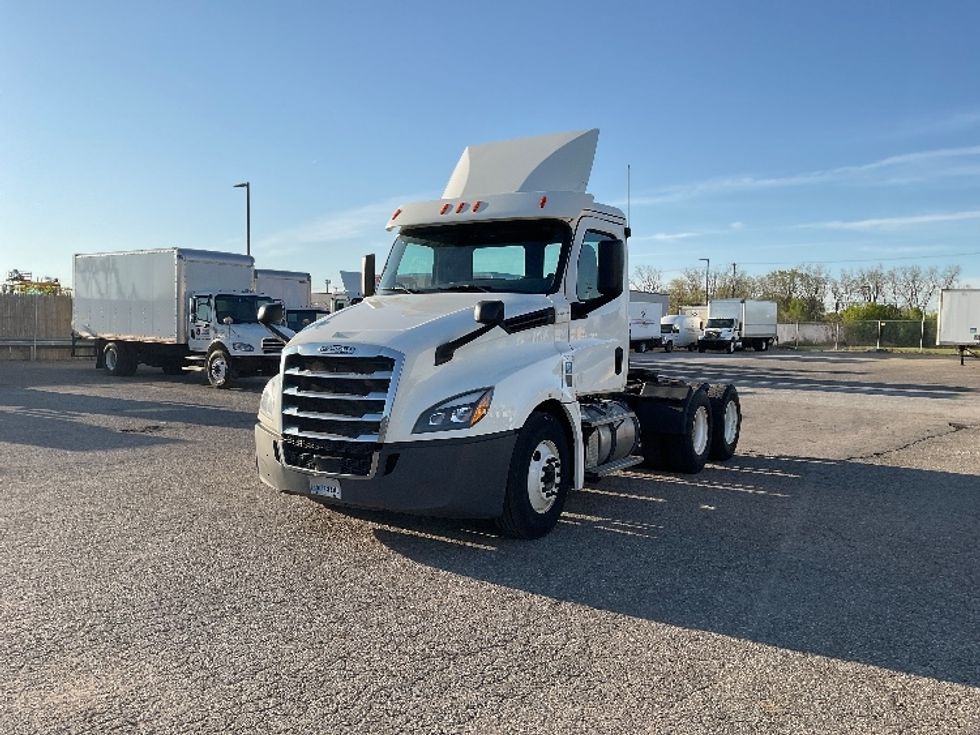 Day Cab Tractor-Heavy Duty Tractors-Freightliner-2019-T12664ST-Flint-MI-584,016\n\t\tmiles-$ 31,750 - Image 3