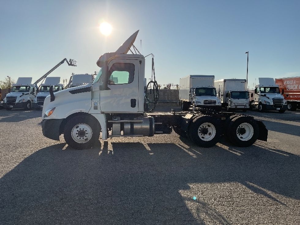 Day Cab Tractor-Heavy Duty Tractors-Freightliner-2019-T12664ST-Flint-MI-584,016\n\t\tmiles-$ 31,750 - Image 4